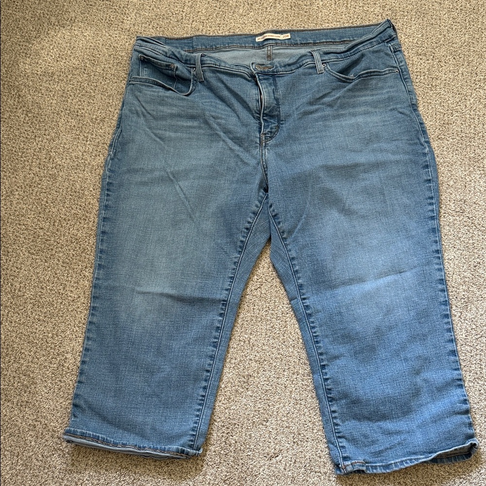 Levi's Women's Light Blue Cropped Jeans